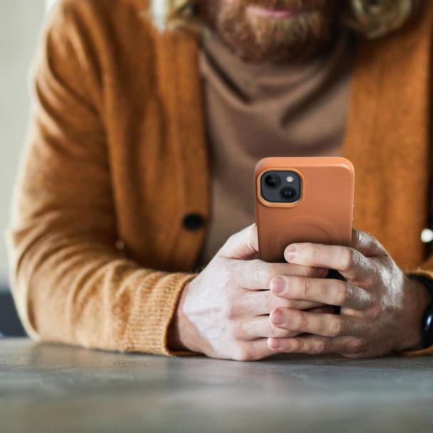 ROAR futerał LEATHER MAG kompatybilny z MagSafe do IPHONE 13 Pro Brązowy