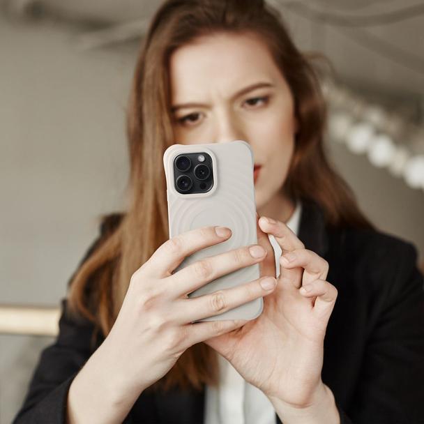 Silicone Zephyr Mag Cover kompatybilny z MagSafe do IPHONE 13 biały