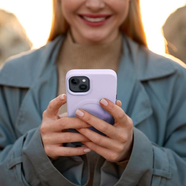 ROAR futerał LEATHER MAG kompatybilny z MagSafe do IPHONE 12 Pro Fioletowy